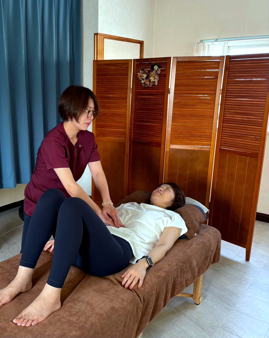 お腹にやさしく手を当てる施術のようす